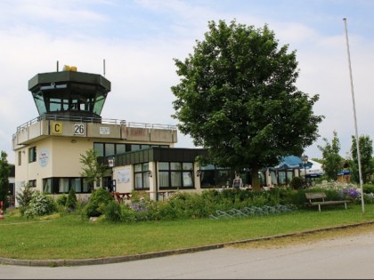 Foto: Herzingers am Flugplatz Mößling